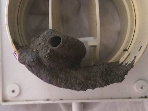 ドロバチの巣駆除換気口ダクト